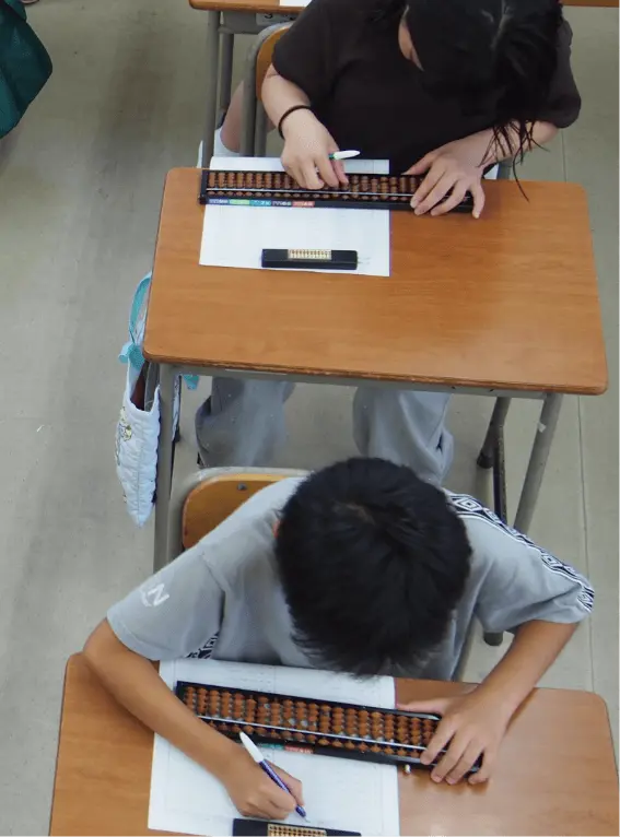 上から見たそろばんを使って計算する様子
