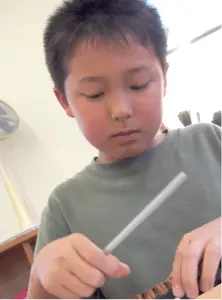 そろばんを弾く男の子